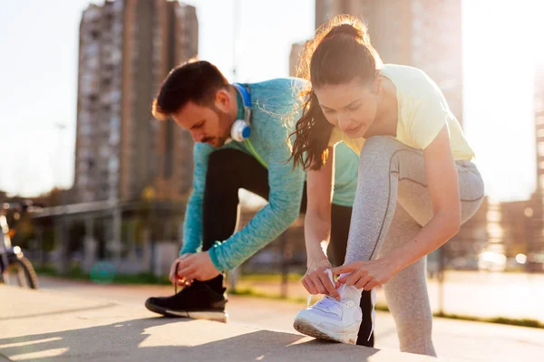 Koşu ayakkabıları bağlama ve çalıştırmak hazırlanıyor koşucu — Stok fotoğraf