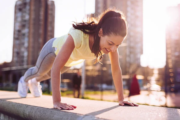 Foto de mujer haciendo flexiones en el área urbana —  Fotos de Stock