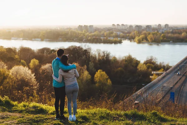 Šťastný mladý sportovní pár sdílení romantické chvíle — Stock fotografie