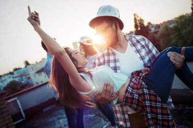Çatı terrasse üzerinde içki yaparken flört Çift