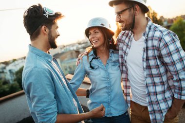 Gülüyor ve açık havada gülümseyen mutlu arkadaşlar