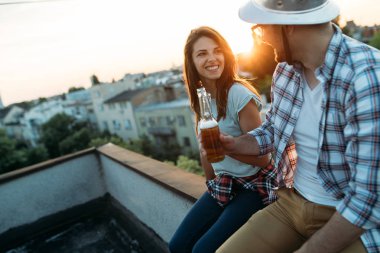 Açık havada bira ile toasting genç mutlu çift