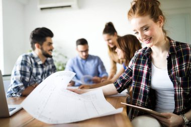Resmi belgeler ve fikirleri tartışmak iş ortakları