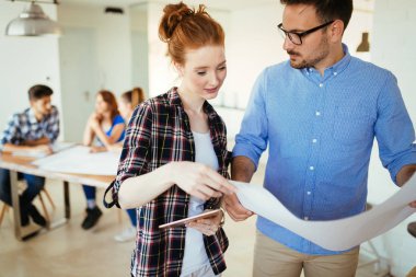 Resmi belgeler ve fikirleri tartışmak iş ortakları