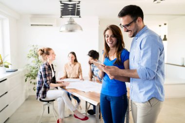 Resmi belgeler ve fikirleri tartışmak iş ortakları
