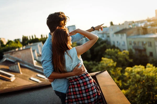 Mooi paar in liefde dating buiten en glimlachen — Stockfoto