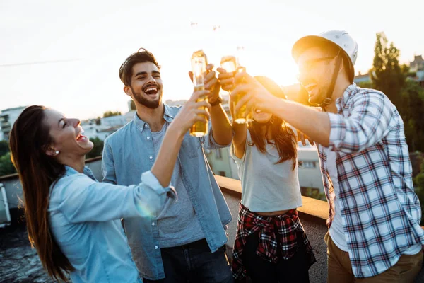 Skupina happy přátelé večírek na střeše — Stock fotografie