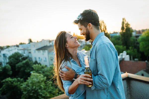 Couple heureux appréciant les boissons et le balcon — Photo