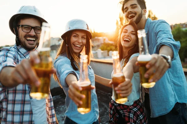 Groep gelukkige vrienden met partij op dak — Stockfoto