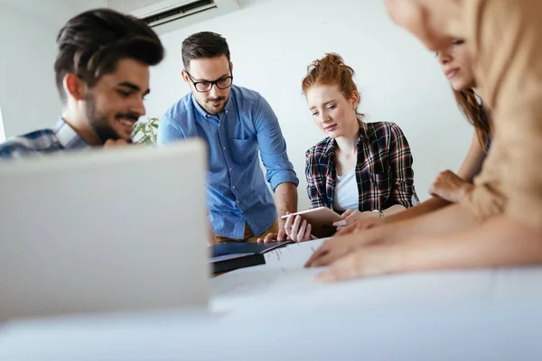 Immagine di partner commerciali che discutono documenti e idee — Foto Stock