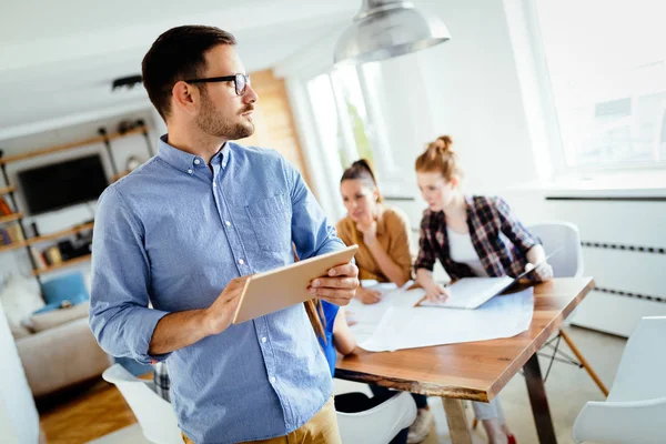 Gruppo di architetti che lavorano al progetto — Foto Stock