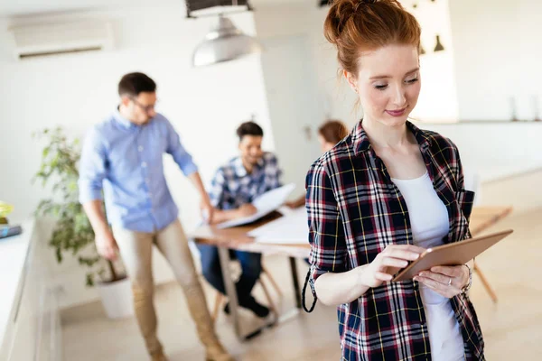 Podnikatelé a obchodní lidé zasedání konference a instruktáž — Stock fotografie