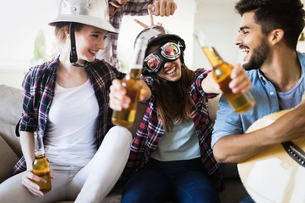 Vrolijke vrienden hebben van de partij en het drinken van bier — Stockfoto