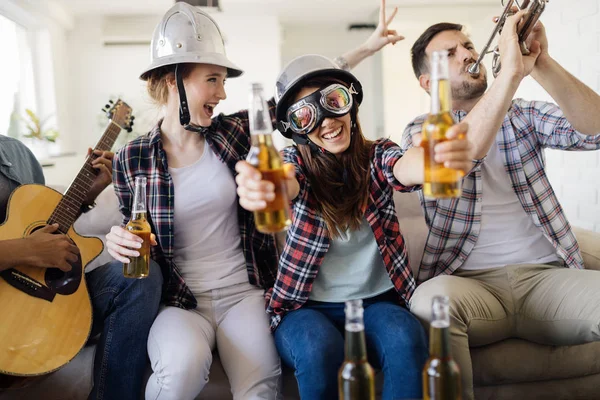 Jovens amigos felizes se divertindo e festejando com música — Fotografia de Stock