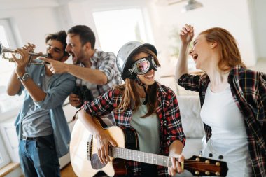 Mutlu genç arkadaşlar eğlenmeye ve müzik parti