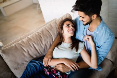 Genç çift evde birlikte vakit geçiriyor.