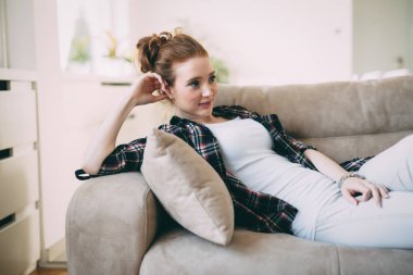 Bir kız kanepede rahatlatıcı portresi