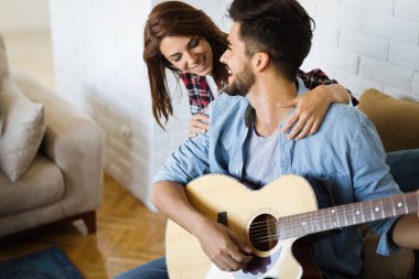 yakışıklı delikanlı kız arkadaşı için gitar çalmak