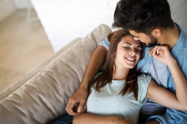 Pretty genç kız sevgilisinin kucağına yalan