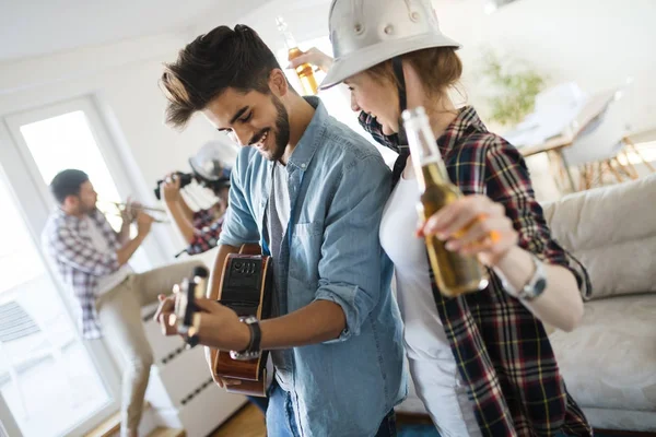 Junge Studenten und Freunde feiern und haben Spaß beim Trinken — Stockfoto