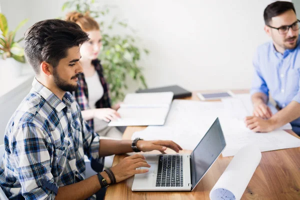 Gruppo di giovani imprenditori e architetti che lavorano al progetto — Foto Stock