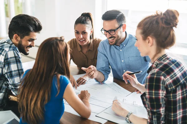 Perspektivarchitekten diskutieren im Amt — Stockfoto