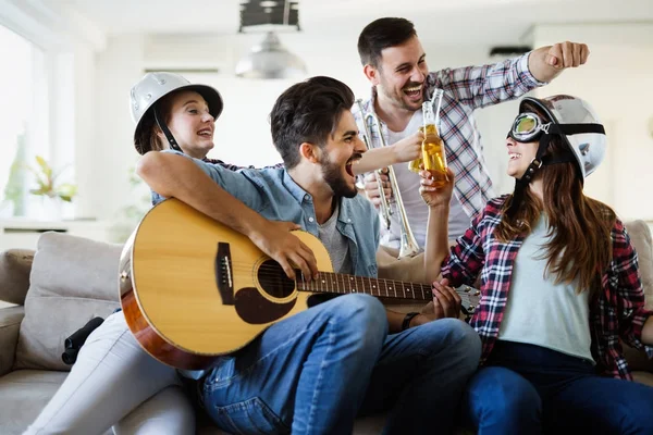 快乐的朋友聚会喝啤酒 — 图库照片