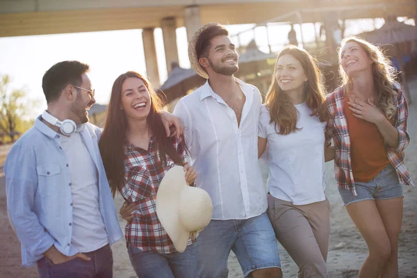 Gruppe Fröhlicher Junger Freunde Lacht Und Amüsiert Sich Strand — Stockfoto