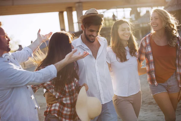 Glada Unga Kompisgänget Skrattar Och Har Bra Tid Stranden — Stockfoto