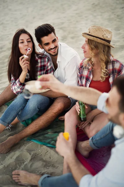 Gruppo Giovani Amici Allegri Che Divertono Molto Spiaggia — Foto Stock