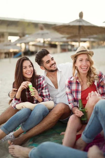 Gruppen Unga Glada Vänner Som Har Bra Tid Stranden — Stockfoto