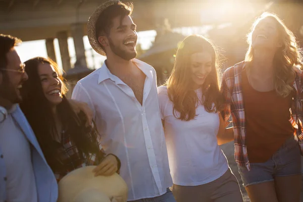 Groep Gelukkige Jonge Vrienden Lachen Hebben Een Geweldige Tijd Strand — Stockfoto