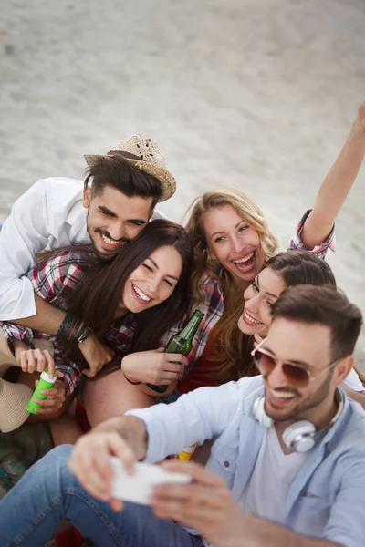 Gruppo Giovani Amici Allegri Che Divertono Molto Spiaggia — Foto Stock