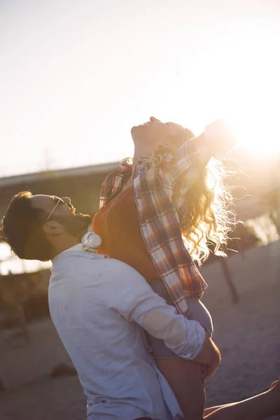 Pareja Feliz Sonriendo Divirtiéndose Playa — Foto de Stock