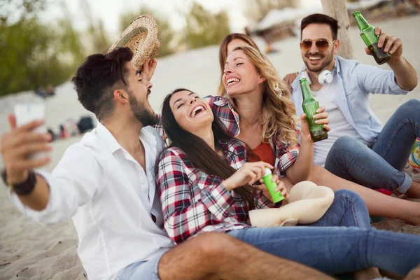 Grupo Jóvenes Amigos Alegres Pasar Buen Rato Playa — Foto de Stock