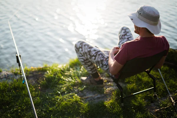 Angeln als Freizeit- und Sportart für Fischer am See — Stockfoto