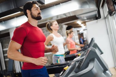 Yakışıklı delikanlı kardiyo eğitim salonunda treadmill yapıyor