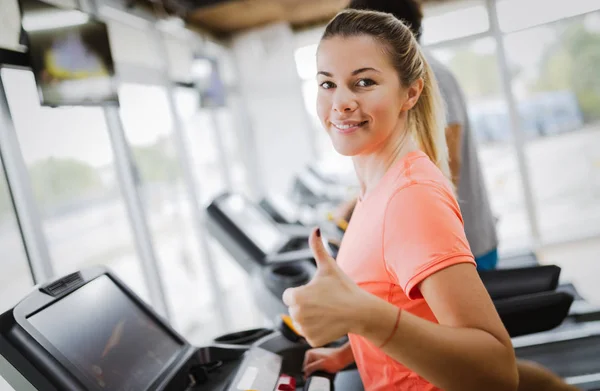 Mujer Atractiva Joven Haciendo Entrenamiento Cardiovascular Para Bajar Peso Gimnasio — Foto de Stock