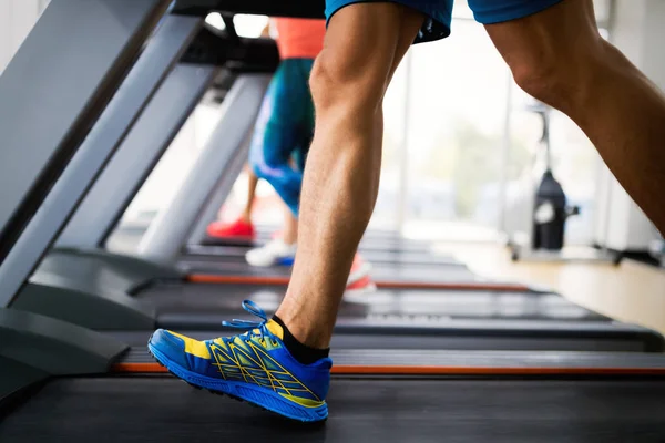 Foto Personas Haciendo Entrenamiento Cardiovascular Cinta Correr Gimnasio —  Fotos de Stock