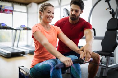 Kişisel antrenör yardımcı kadın kilo içinde jimnastik salonu