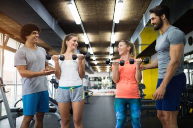 Spor salonunda kişisel eğitmenler ile egzersiz iki çekici kadın