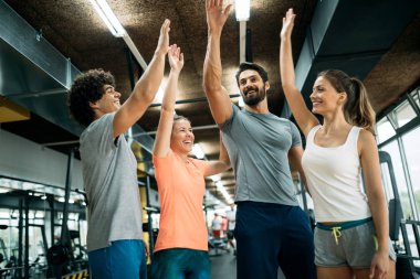 Spor salonunda genç neşeli fitness takımının resmi