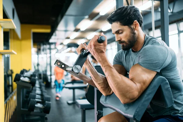 Muscular Fisiculturista Cara Fazendo Exercícios Com Halteres Ginásio — Fotografia de Stock