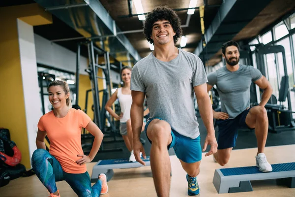 Imagem Jovem Equipe Fitness Alegre Ginásio — Fotografia de Stock