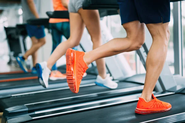 Bild av människor som kör på löpbandet i gymmet — Stockfoto