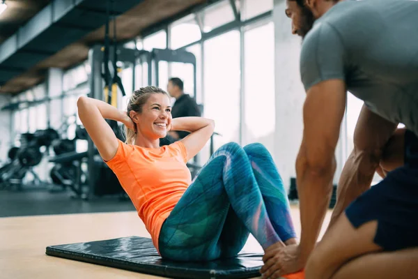 Kişisel Antrenör Yardımcı Kadın Kilo Içinde Jimnastik Salonu — Stok fotoğraf