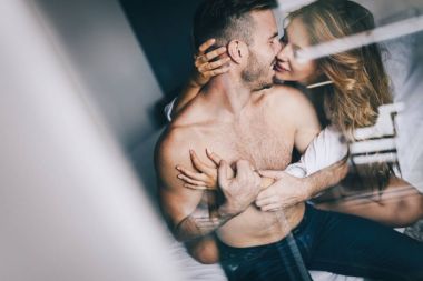 Yakışıklı eşi yatak odasında çekici seksi kadın