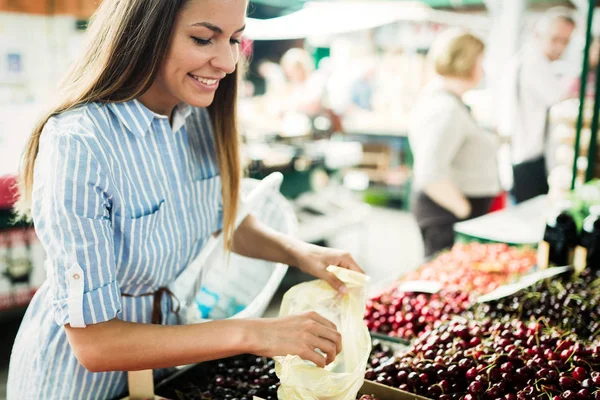 Imagen Una Hermosa Mujer Mercado Comprando Frutas — Foto de Stock