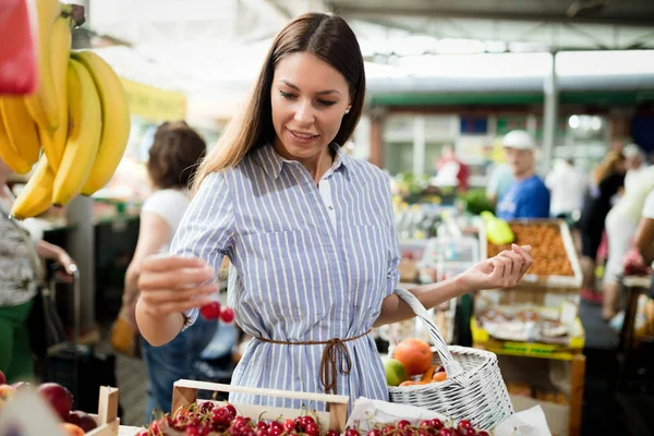 Bild Einer Schönen Frau Auf Dem Marktplatz Beim Obstkauf — Stockfoto