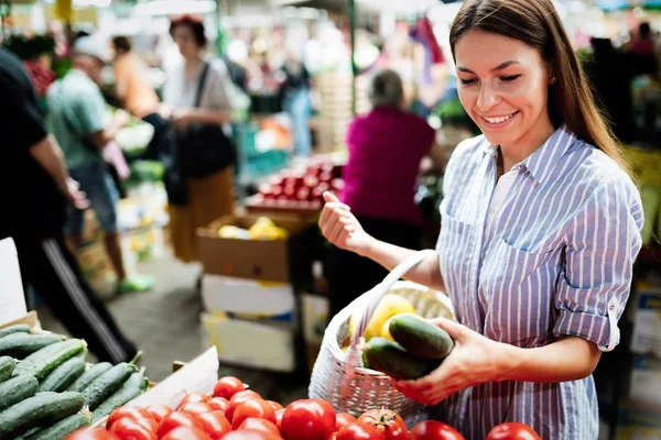 Εικόνα Του Όμορφη Γυναίκα Στο Marketplace Αγορά Λαχανικών — Φωτογραφία Αρχείου